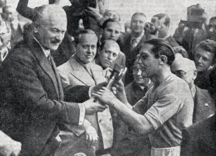 Pokal an Giuseppe Meazza Weltmeister 1938 Italien